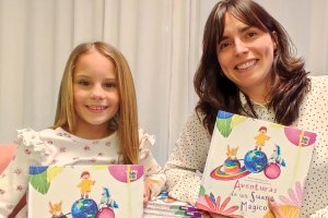 La niña Rocío Vallecillos, autora de ‘Aventuras de un sueño mágico’, junto a Rocío Gómez, la ilustradora del cuento.