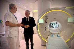 Bernardino Nieto y Juan de la Cruz Belmonte junto a una de las máquinas de resonancia del Poniente.