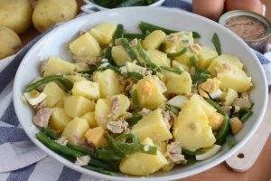 Ensalada de patata cocida con judías verdes, huevo duro y atún.