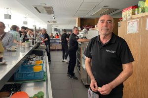 Fernando Mañas en la Cafetería Central de la Universidad de Almería.