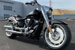 La Harley-Davidson Fat Boy 2025 llega a Touring Almería para reafirmar su estatus como una de las motos más icónicas de la marca.