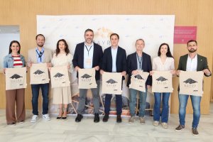 Autoridades municipales y provinciales y miembros de la organización en la inauguración.