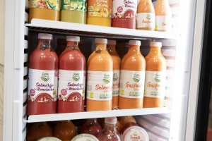 Caña Nature, la reconocida marca de alimentos frescos y naturales de V Gama, anuncia el inicio de su campaña de Salmorejo y Gazpacho Fresco para la temporada de calor de 2025.