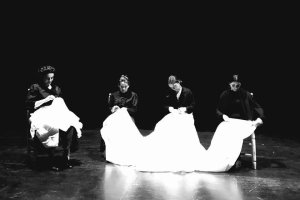 Al Alba Teatro representa una escena de 'La casa de Bernarda Alba'.