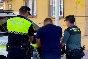 La Guardia Civil investiga a un joven por la venta de sustancias estupefacientes en la vía pública.