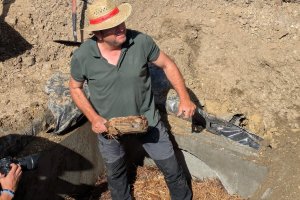 Francisco García, de Bodega Palomillo, con una de las primeras botellas de Resurrección recuperadas.