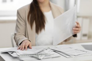 Una mujer examina unos documentos.