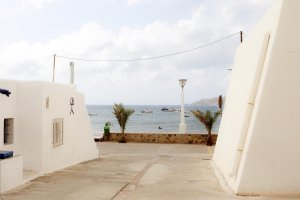 Una de las calles de este encantador pueblo del litoral almeriense.