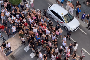 Jóvenes frente al Terrao por la presencia de los youtubers Erra Aslani y Juan Beato.