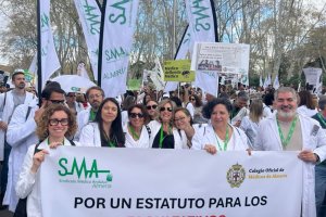 Profesionales del Sindicato Médico Andaluz de Almería participan en una concentración en Madrid.