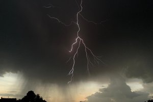 Espectacular imagen de un rayo en la tarde-noche de este miércoles.