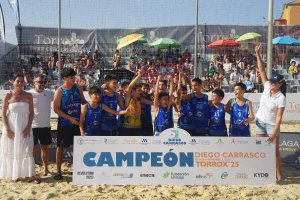 El equipo alevín masculino celebrando el éxito tras ganar el Arena Handball de Torrox, en Málaga.