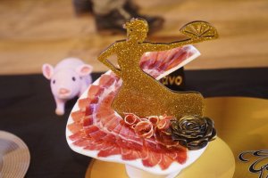 Presentación de un plato de jamón de Serón.