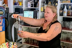 Mihaela, al frente del restaurante Mar y Sol en Roquetas de Mar.