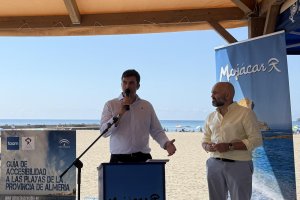 El Alcalde de Mojácar y el Presidente de la Federación Almeriense de Asociaciones de Personas con Discapacidad en la Playa de Mojácar.