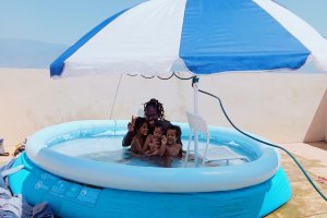 Hannah Addy junto a sus hijos en la playa.