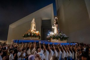 Encuentro de la Virgen del Carmen y Santa Ana frente a la Parroquia de San Joaquín y Santa Ana.
