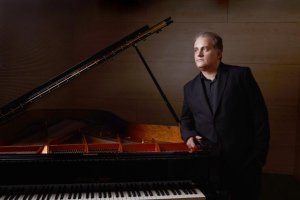 Josu De Solaun con el piano