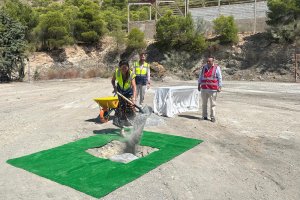 Autoridades participando en el simbólico acto de puesta de la primera piedra.