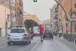 Captura de las peligrosas maniobras de un chico en patinete.