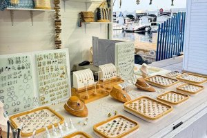 Imagen del puesto de Kaliyugart en Aguadulce.