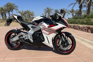 La nueva Zontes 703RR combina un diseño agresivo con un chasis íntegramente en aluminio y acabados de alta calidad.