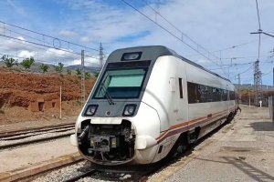 El Media Distancia a Sevilla a su paso por la estación Abla-Abrucena.