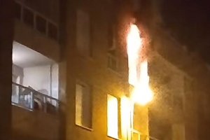 Imagen de la vivienda en llamas.