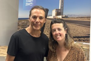 Montse Urquiza junto al autor de la entrevista en el Mercado de Cabo de Gata