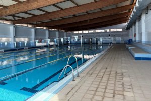 La Piscina Municipal de Adra recupera la normalidad tras la renovación integral del sistema de agua caliente.