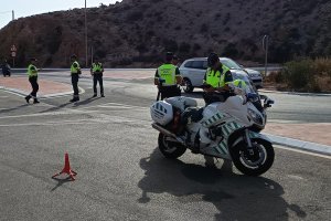 Guardia Civil de Tráfico preparan los controles en Bayyana.