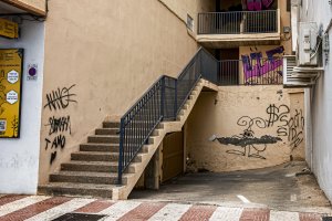 Uno de los tramos de escaleras en el Paseo Marítimo de Aguadulce.