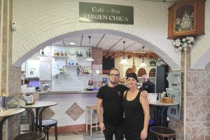 Silvia Galindo Asensio, una de las dueñas de La Virgen Chica, junto a Antonio Jesús Gutiérrez, su fiel empleado.