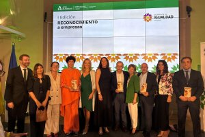 Representantes de la asociación durante el acto de entrega.