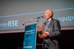Gabriel Amat recogiendo el premio Sustainability Action 2025 en Madrid.