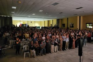 La nave cuevana en pie aplaudiendo la función de Moguima Teatro.