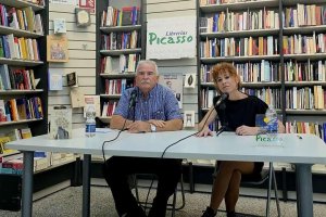 Miguel Moreno y Lara Durá, durante la presentación de  ‘Mi vida con y sinmigo. Retrato de una milenial bipolar’ en Picasso.