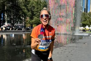 Ana Belén Sánchez con la medalla tras la maratón de Chicago.