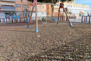Un parque infantil lleno de hojas en Avenida de Madrid.