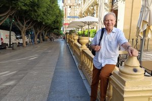 Joël Chauvin el pasado año en el Paseo de Almería, durante una de sus visitas a la tierra de su esposa, Pilar.