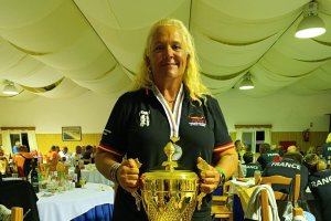 Cristina García con la copa de campeona.