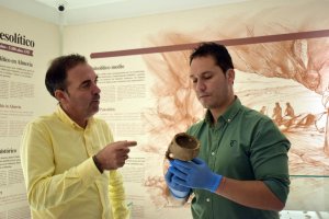 El alcalde y el coordinador del centro museístico observando la pieza.