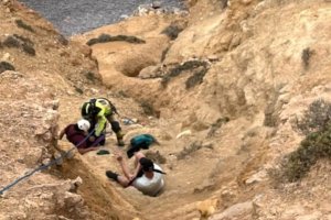 Imagen del rescate por parte de los Bomberos de dos senderistas atrapados entre los acantilados de El Cañarete.