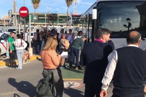 Viajeros esperando a subirse a un autobús que en lugar de llevarles a la estación de Huércal los llevará hasta Linares.