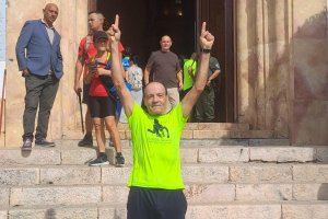 Antonio Espinosa en su llegada triunfal al Santuario del Cristo de la Luz de Dalías, tras un peregrinaje.