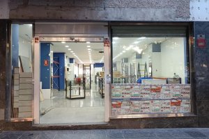 Fachada del nuevo local de Electro Directo en la avenida Federico García Lorca, actualmente en fase de montaje.
