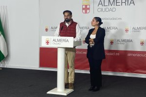 Antonio Salazar, organizador del evento, junto a la concejala delegada de área de Empleo, Comercio, Juventud y Emprendimiento, Lorena del Mar Nieto Martínez.
