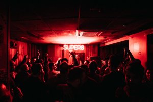 Imagen de archivo de una noche de fiesta en Super 8.