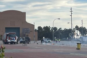 Los bomberos acabaron de sofocar las llamas en las pistas deportivas.