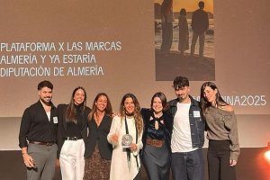 El equipo de Plataforma X Macas celebra su galardón en los premiso Agripina.